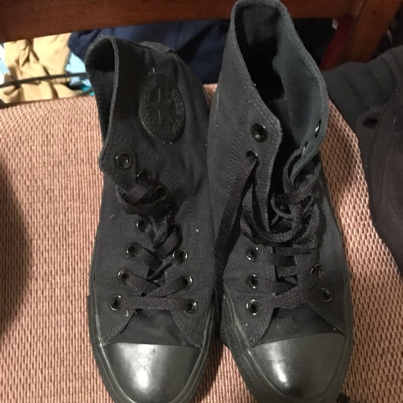 Black converse - Picture 1 of 3